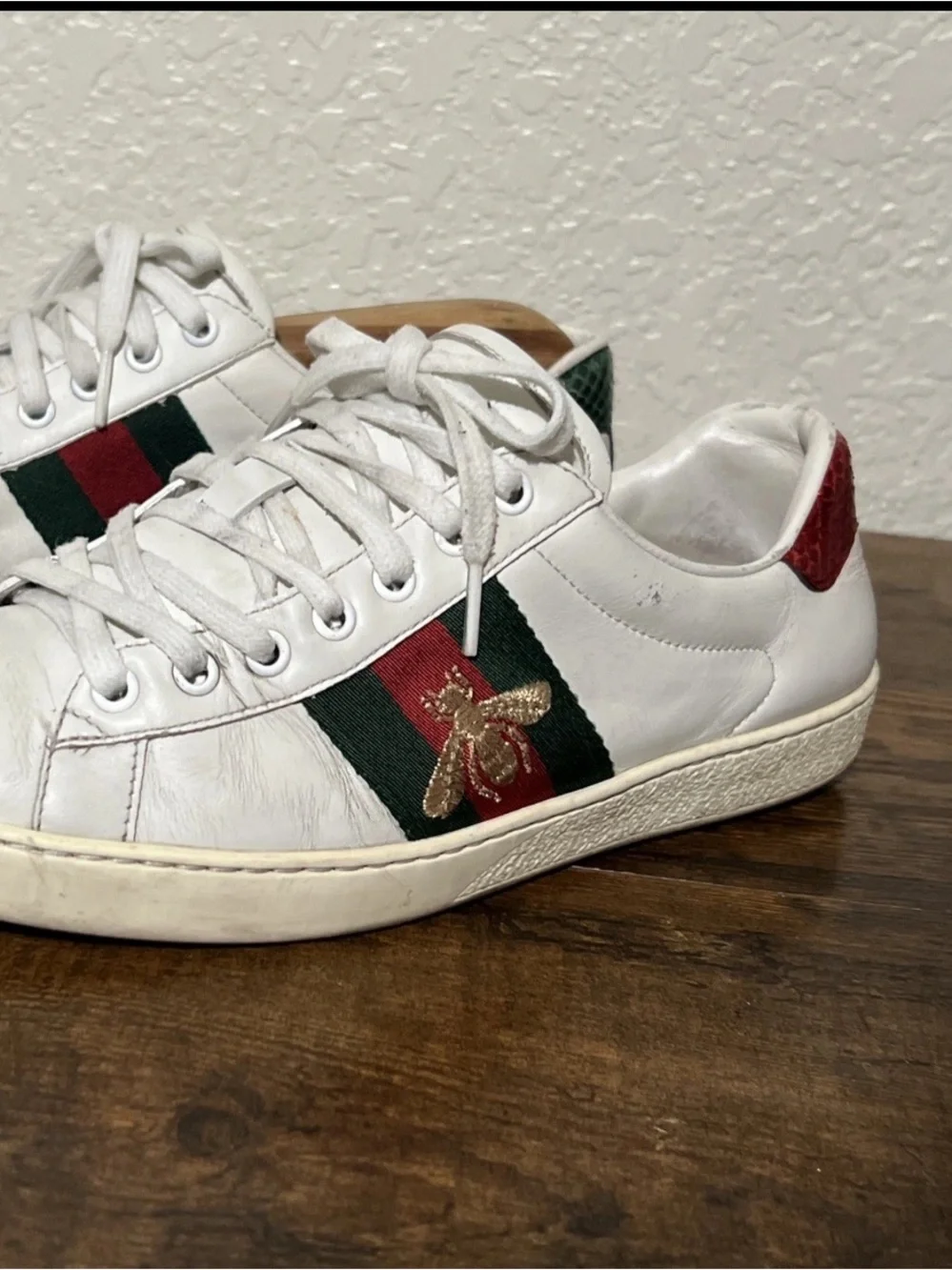 Gucci shoes Men’s 6 1/2 will fit 7or US 8 used sneakers with bee leather ace